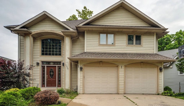 Spacious 4-bedroom Lake house with fitness room, sauna, optional pontoon boat