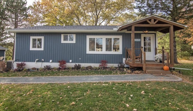 Spacious 4 bedroom Lake View Cottage with another Cabin down street!