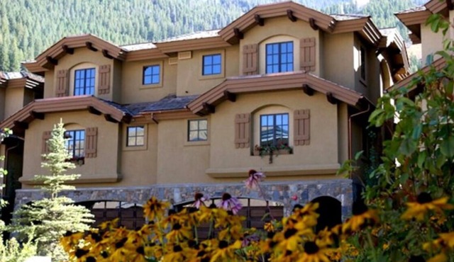 Spacious 4-bedroom luxury home in Ketchum, with easy access to Sun Valley.