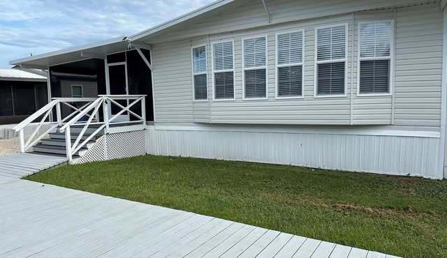 Spacious 4-bedroom mobile home with WiFi and AC in welcoming Homosassa