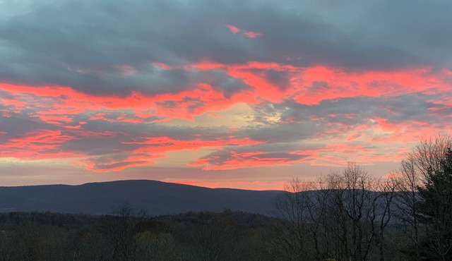 Spacious 4-bedroom modern house with outdoor hot tub close to Catamount skiing