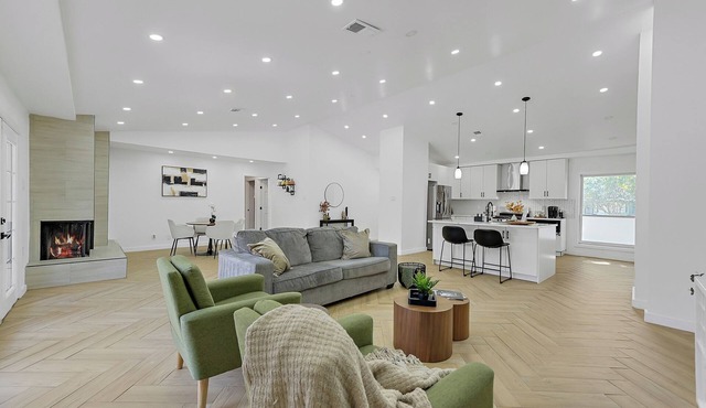 Spacious 4-bedroom Modern house in phenomenal Dallas
