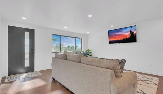 Spacious 4-bedroom Modern House with Gorgeous Mountain Views