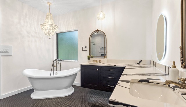 Spacious 4-bedroom oasis with fitness space and pedestal tub in Houston