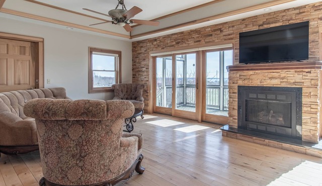 Spacious 4-bedroom overlooking Singer Castle including boat slip on the river