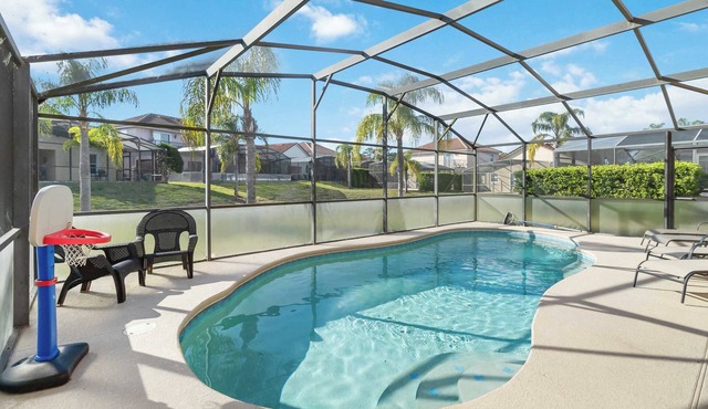 Spacious 4 Bedroom Pool House, 2 Master suites
