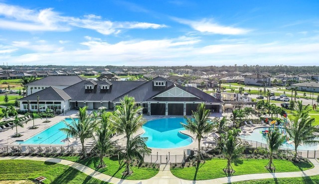 Spacious 4-bedroom pool house in nFort Myers with Resort Style Amenities