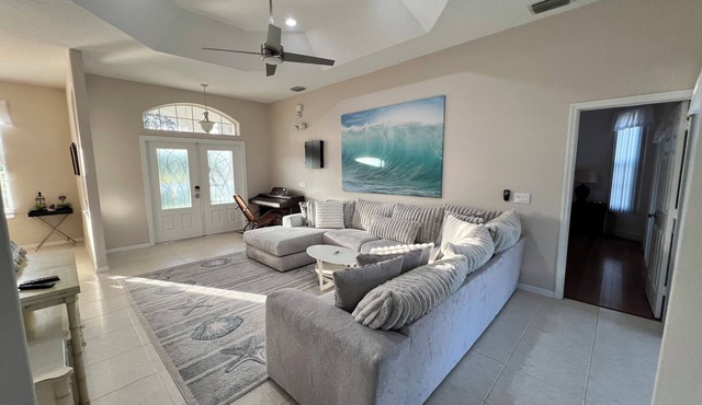Spacious 4-bedroom pool house with WiFi and AC in charming Vero Beach