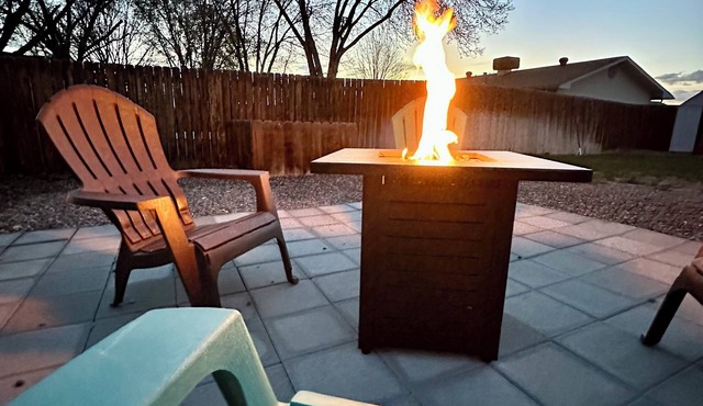 Spacious 4-bedroom, pet friendly, outdoor games, fire pit in charming Fruita