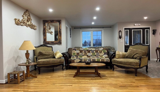 Spacious 4-Bedroom Retreat Near Presqu'ile Park