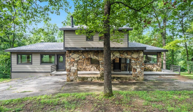 Spacious 4-bedroom Retreat on Table Rock Lake. Darts, Air Hockey, and More!