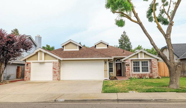 Spacious 4-Bedroom Retreat in a Quiet Neighborhood w/3-Car Garage