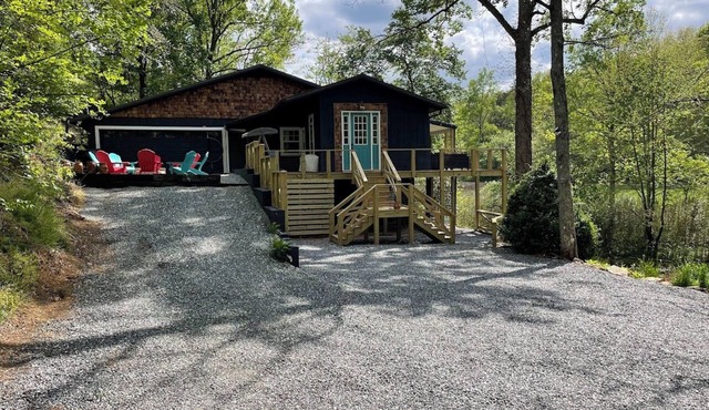 Spacious 4-bedroom river front cabin with WiFi, Game Room & Hot Tub for 15