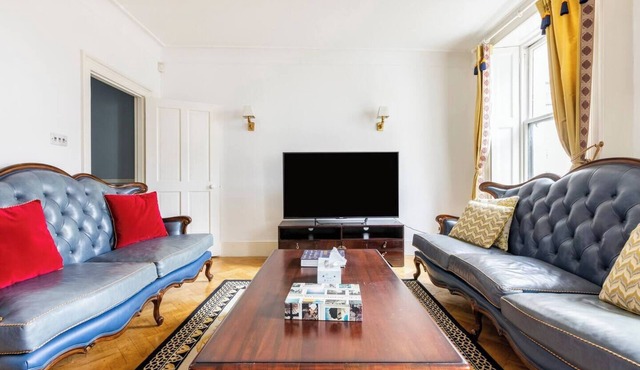 Spacious 4 Bedroom Royal Villa next to Buckingham Palace