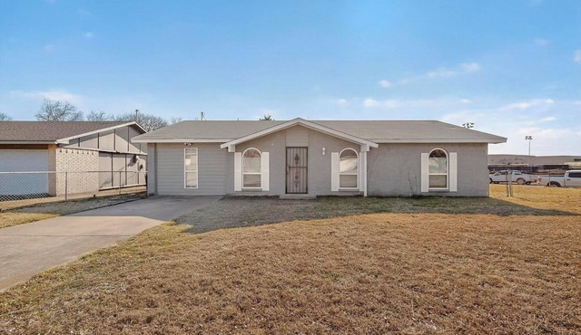 Spacious 4-bedroom single story house in lovely Cedar Hill close to hwy 67.