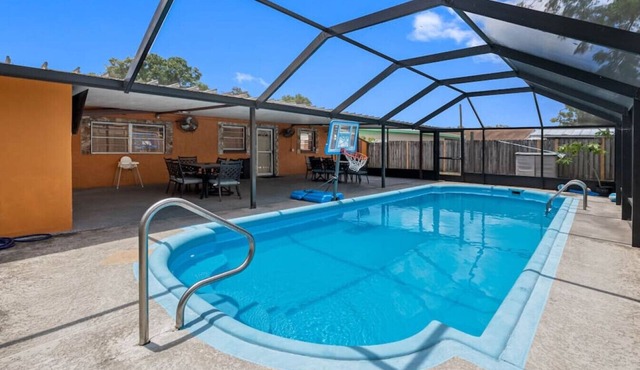 Spacious 4 bedroom-Screened pool-Fenced backyard.