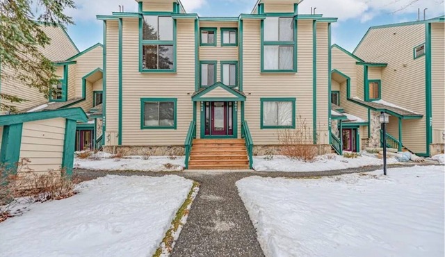 Spacious 4-bedroom ski-in/ski-out condo on Seven Springs Mountain Resort