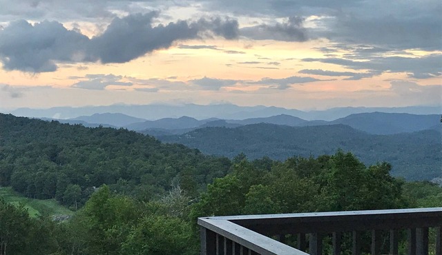 Spacious 4 Bedroom Sleeps 12 Luxury Mountaintop Home