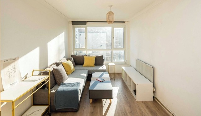 Spacious 4-Bedroom Split-Level Flat Near Mile End