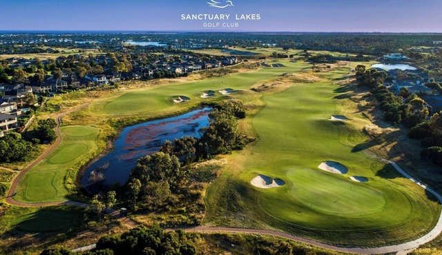 Spacious 4-bedroom townhome with WiFi and AC in wonderful Point Cook