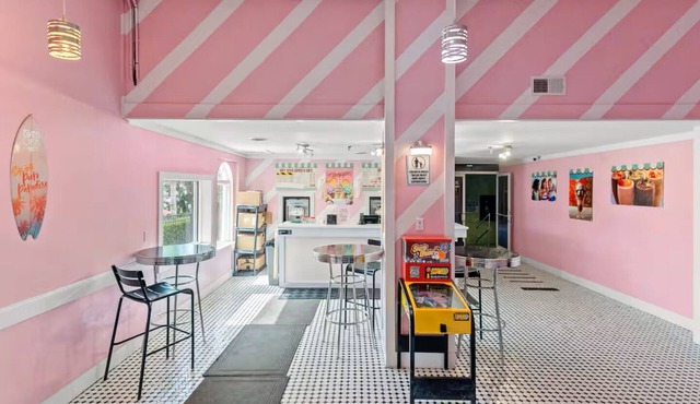 Spacious 4-bedroom townhome in peaceful Davenport with AC 507