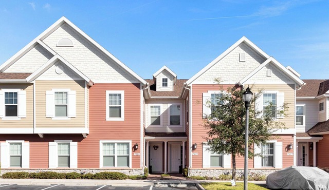 Spacious 4-bedroom townhome only 5 minutes from Disney World
