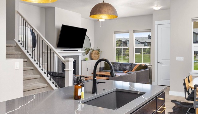 Spacious 4-bedroom townhome with AC and WiFi in charming Berthoud