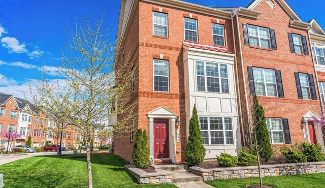 Spacious 4-bedroom townhome in charming Elkridge with WiFi, AC/Outdoor Playarea