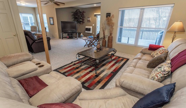 Spacious 4-bedroom townhome in family friendly Hidden Valley Resort with AC
