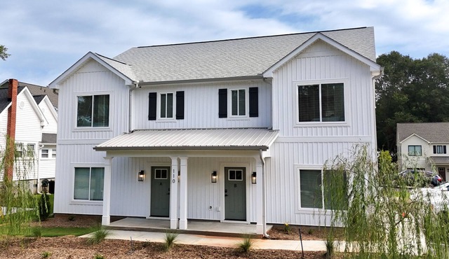Spacious 4-bedroom townhome in Central with AC, WiFi. Enjoy your stay
