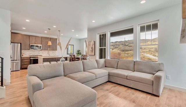 Spacious 4 bedroom townhome in Park City with private Hot Tube