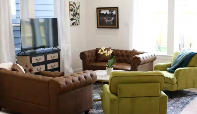 Spacious 4-bedroom townhome with king beds & TVs in Houston - Great Location!