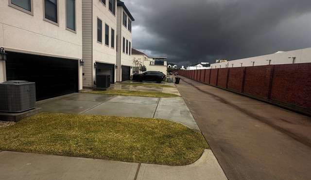 Spacious 4-bedroom townhome in nice Houston with AC