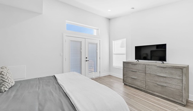 Spacious 4-bedroom townhome with AC and WiFi in lovely Downtown Dallas