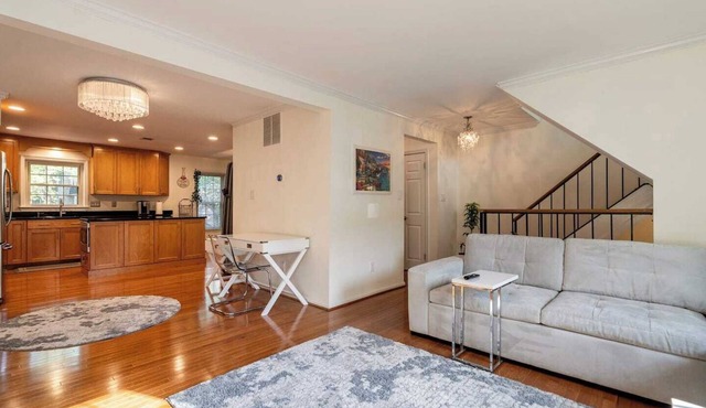 Spacious 4-bedroom townhome in Oakton with AC, WiFi