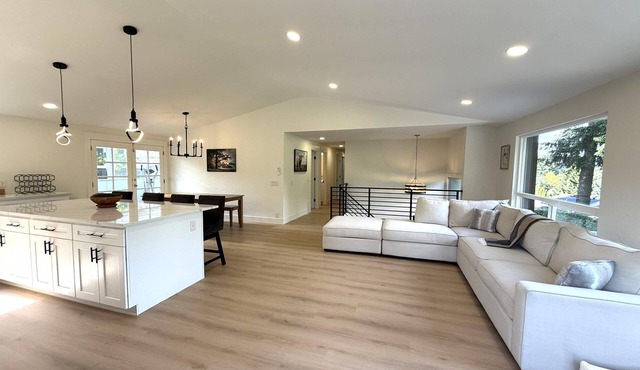 Spacious 4-bedroom Upper unit Flat, SeaTac no fly zone, with WiFi, AC