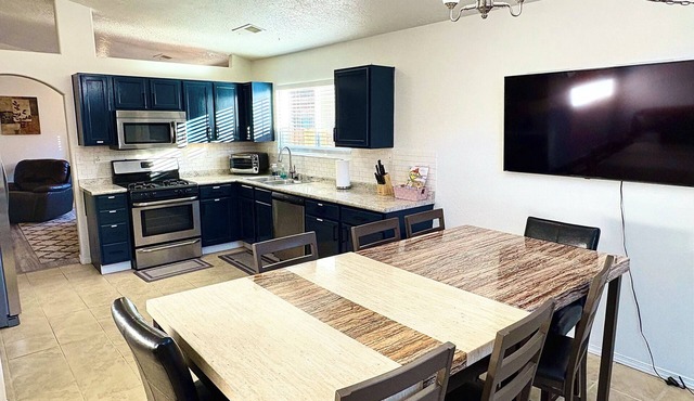 Spacious 4-bedroom house in terrific Albuquerque with AC