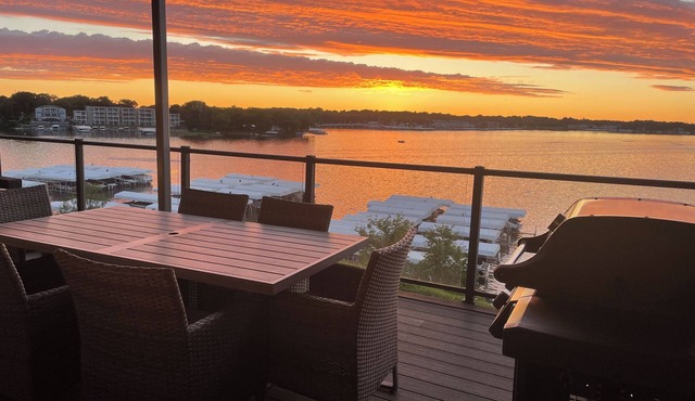 Spacious 4 BedroomnLakefront Luxury. Panoramic Views & 6 waterpark passes at BB.