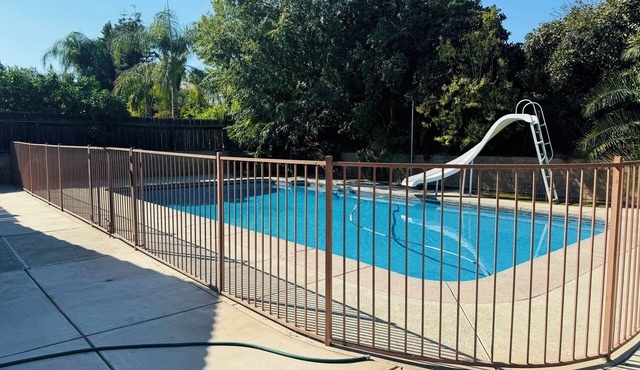 Spacious 4-bedroom house in lovely Bakersfield country club area with pool