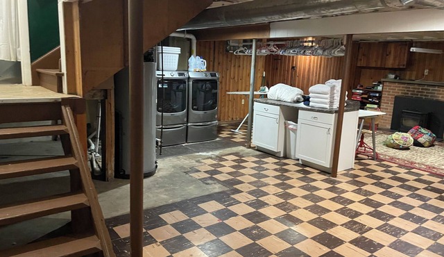 Spacious 4-bedroom house in fabulous Beavercreek with WiFi, AC