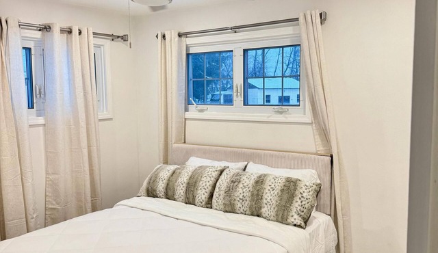 Spacious 4-bedroom house in tranquil Bethel Park with AC