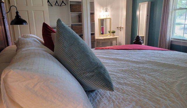 Spacious 4-bedroom cottage with California King, that is pet friendly.
