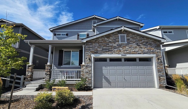 Spacious 4-bedroom house in delightful Castle Rock with WiFi