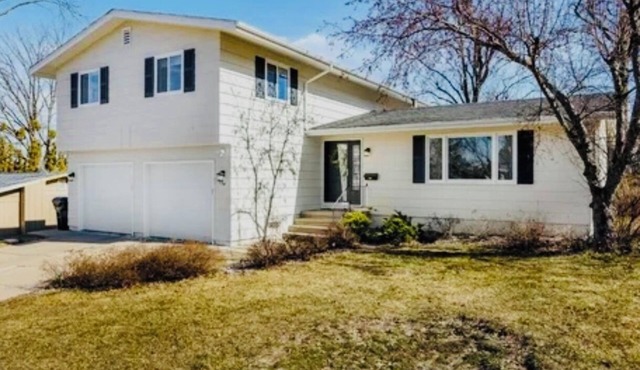 Spacious 4-bedroom House with AC and WiFi in Charming Cedar Rapids