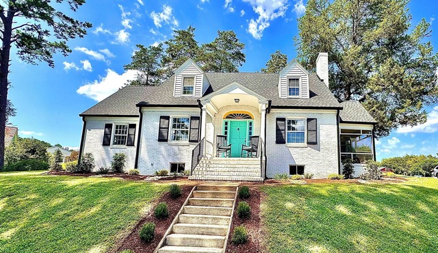 Spacious 4 bedroom, 4 bathroom home with lots of fun to offer for everyone