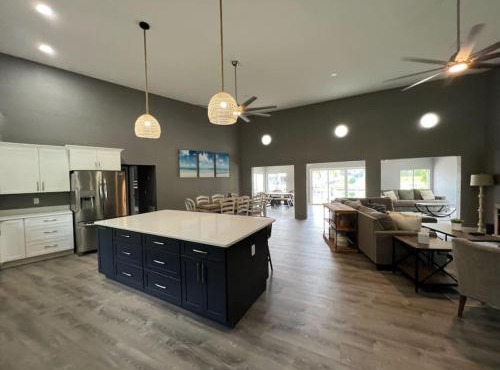 Spacious 4 bedroom with 2 baths with Pool and boat dock