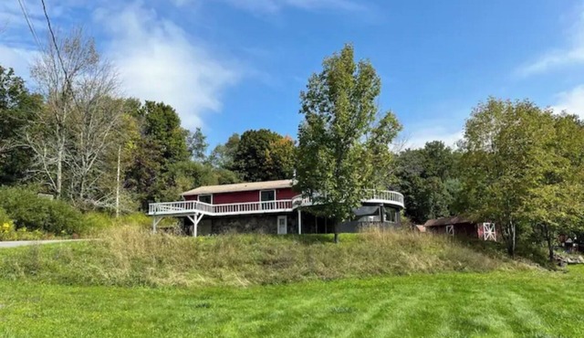 Spacious 4-bedroom house in peaceful East Jewett with hot tub and game room