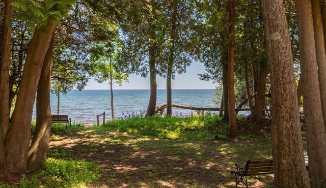 Spacious 4 bedroom Lakefront Home on Rowleys Bay!