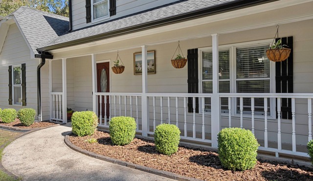 Spacious 4-bedroom house in charming Fayetteville with WiFi, AC