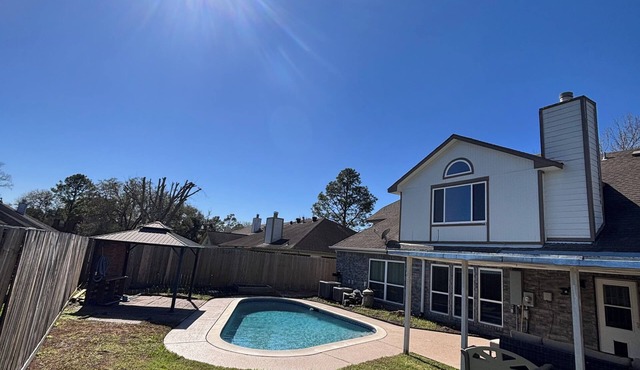 Spacious 4-bedroom with pool in charming Friendswood